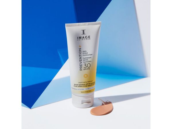 PREVENTION+ Daily Tinted Moisturizer SPF 30+ - Afbeelding 2